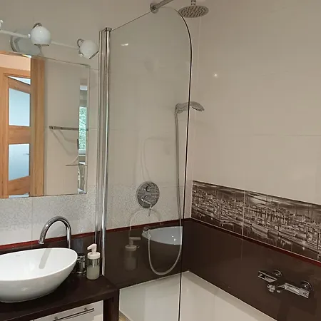Apartment Corner - 3-room In Centre